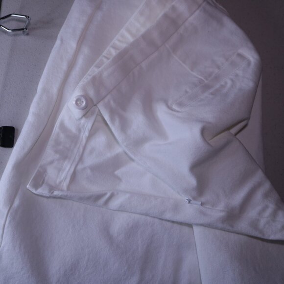 Chicos Size 0 white rolled cuff capris with back pockets and side zip - Picture 6 of 9
